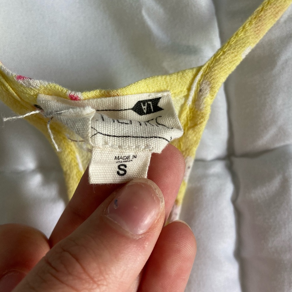 Cute summer yellow flow top!! - Picture 3 of 4